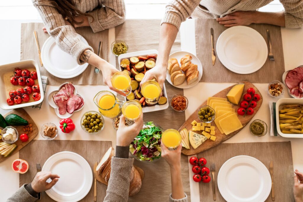 Desayuno equilibrado con frutas y cereales ideal para la nutrición de corredores antes de entrenar.