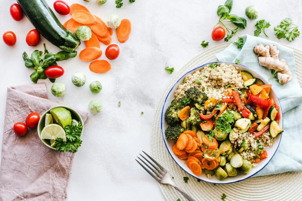 Comida saludable rica en vegetales, perfecta para la nutrición de corredores tras el ejercicio.