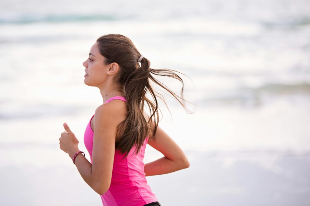 Mujer corriendo como parte de planes de entrenamiento para correr 5K desde cero.