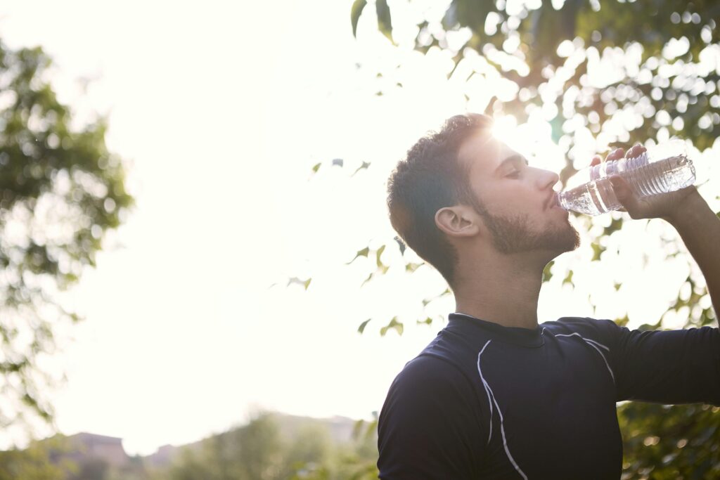 Corredor hidratándose después del entrenamiento como parte esencial de su nutrición.