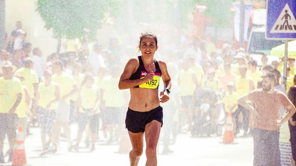 Corredora finalizando una carrera ultra siguiendo planes de entrenamiento para correr más de 42K.
